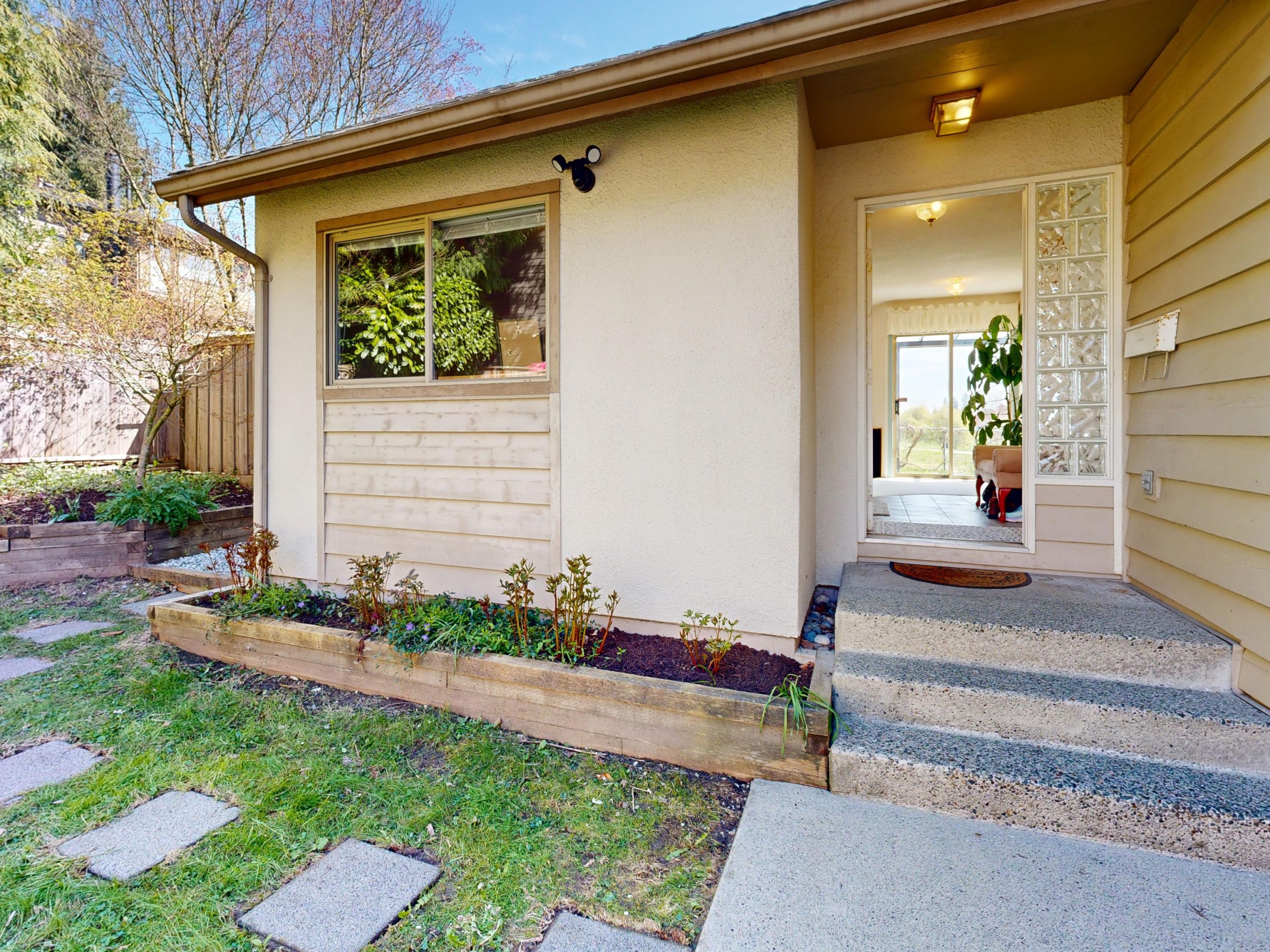 4544-Garden-Grove-Dr-Burnaby-BC-V5G-3Y5-Balcony